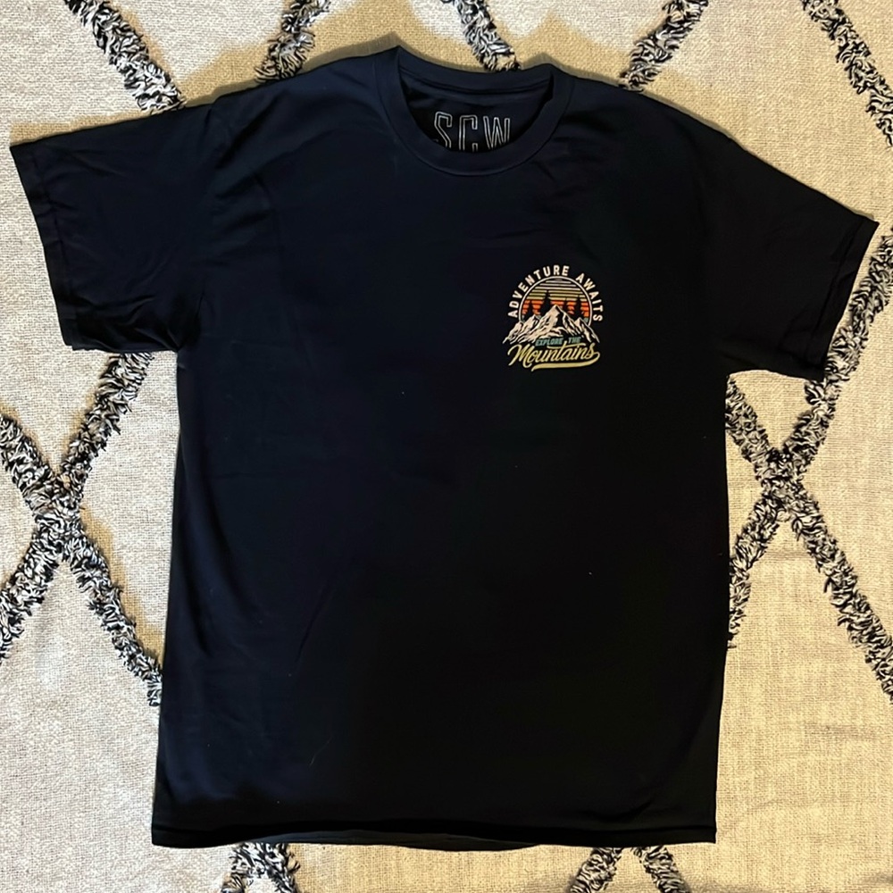 SCW size M Adventure Awaits Explore the Mountains tee